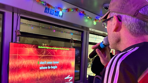 Ein Mann singt in der Karaokebahn Karlsruhe.