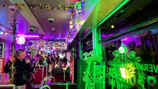 Menschen singen in der Karaokebahn Karlsruhe.
