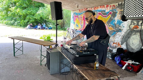 DJ-Tisch unter einer Brücke in Pforzheim