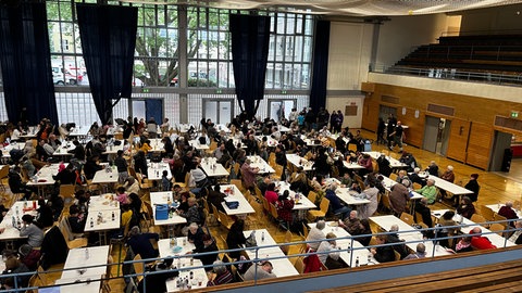 Notunterkunft Jahnhalle in Pforzheim von Innen