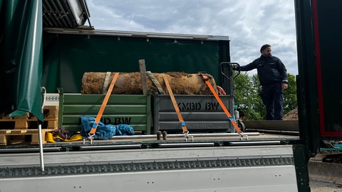 Entschärfte Weltkriegsbombe in Pforzheim auf einem Anhänger