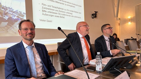 OB Thomas Jung (Mitte), umrahmt von seinen Bürgermeister-Kollegen Alexander Wieland und Tobias Krammerbauer (v.l.)