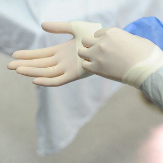Symbolbild eines medizinischen Einmalhandschuhs