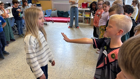 Ein Rollenspiel mit zwei Kindern bei einem Workshop gegen Präventionsprojekte an einer Grundschule in Karlsruhe