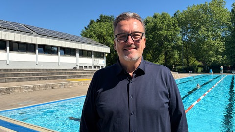 Ein Mann im Freibad in Karlsruhe