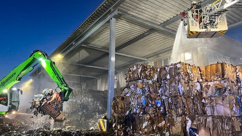 Mitarbeiter des Unternehmes untersützten die Einsatzkräfte mit zwei Greifbaggern.