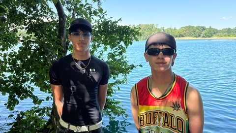 Marvin Weinert (li.) und Luis Monsberger aus Bühl sind zum Schwimmen und Paddeln nach Weitenung gekommen