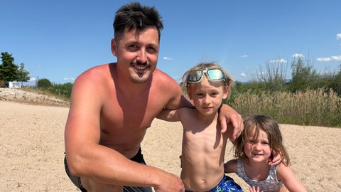Ein Vater mit seinen Kindern am Baggersee Kühlsee bei Baden-Baden