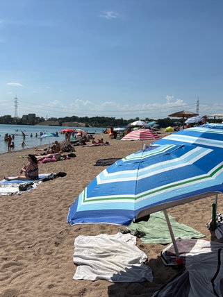 Der Strand vom Kühlsee bei Baden-Baden - auch hier gibt es wie beim Badesee Weitenung im Wasser erhöhte PFAS-Werte.
