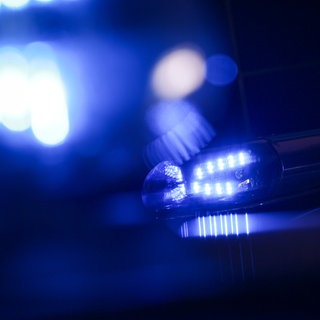 (Symbolbild) Ein Blaulicht eines Polizeiautos