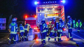 Feuerwehrautos in der Nacht