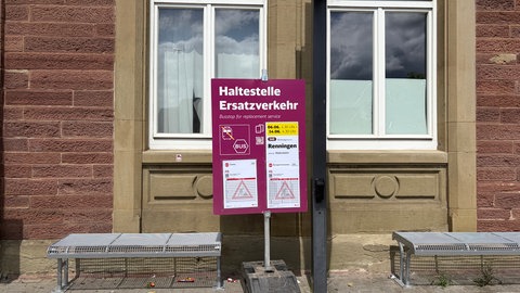 Am Bahnhof in Weil der Stadt steht schon das Bild zum Schienenersatzverkehr bereit.