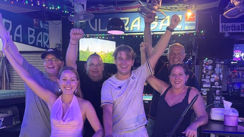 Jakob Alberti in der Sportbar in Thailand
