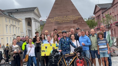Jakob Alberti mit Freunden und Familie kurz vor seiner Abfahrt in Karlsruhe.