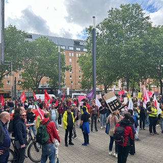 Über 300 Menschen demonstrierten am Mittwochnachmittag in Karlsruhe gegen Kürzungen im Sozialbereich
