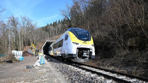 Hermann-Hesse-Bahn fährt aus dem Tunnel