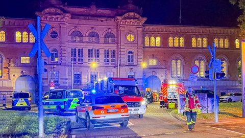 Bei einem Feuer in einem Gefängnis mussten Feuerwehrleute und Justizbeamte die Flammen zusammen löschen.
