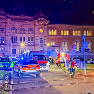 Bei einem Feuer in einem Gefängnis mussten Feuerwehrleute und Justizbeamte die Flammen zusammen löschen.