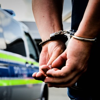 Ein Tatverdächtiger wurde nach einem Überfall auf einen Supermarkt in Ettlingen Ende März nun ermittelt. Er sitzt in Untersuchungshaft. (Symbolbild)