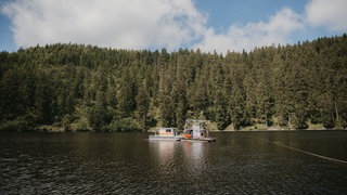 Eine Spezialfirma versenkte Boxen mit 3.000 Flaschen Sekt im Mummelsee.