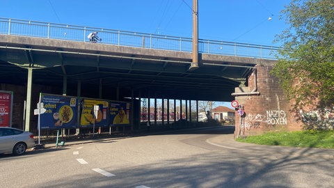 Brücke in Karlsruhe-Durlach - hier stürzte im Februar 2025 ein 15-Jähriger herunter