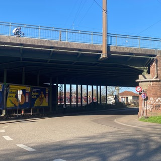 Brücke in Karlsruhe-Durlach - hier stürzte im Februar 2025 ein 15-Jähriger herunter