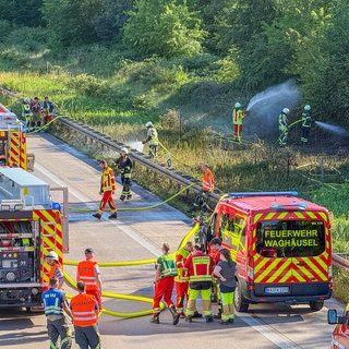 Ein Brand einer Wiese neben der A5 zwischen Kronau und Bruchsal hat zu einer zeitweisen Sperrung der Autobahn geführt.