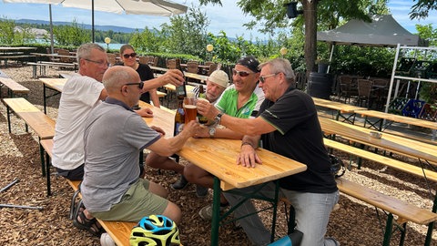 Gruppe von Gästen im Biergarten