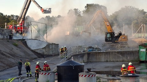 Es dauerte Stunden bis der Brand in Simmozheim gelöscht werden konnte.