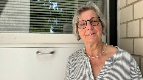 Ursula Kunz steht vor der Babyklappe in Karlsruhe.