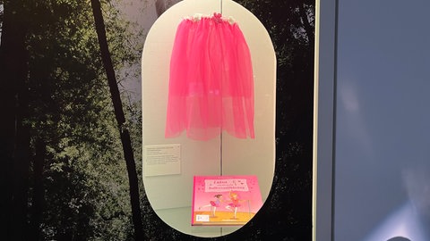 In der Ausstellung "Sesam, öffne dich!" in der Badischen Landesbibliothek sind kuriose und sonst verborgene Dinge zu sehen. Wie zum Beispiel ein pinker Ballettrock, der Beilage zu einem Kinderbuch über eine Balletttänzerin war.