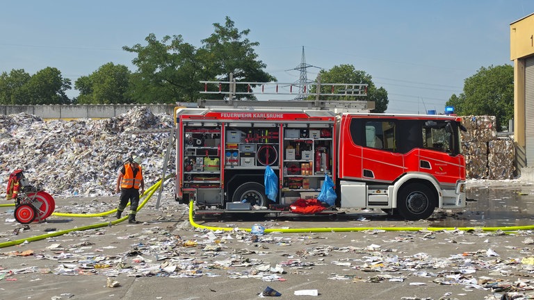 Löscharbeiten am Rheinhafen Karlsruhe
