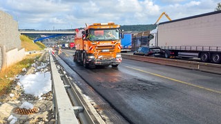Stark beschädigte Fahrbahn auf der A8 nach einem Fahrzeugbrand