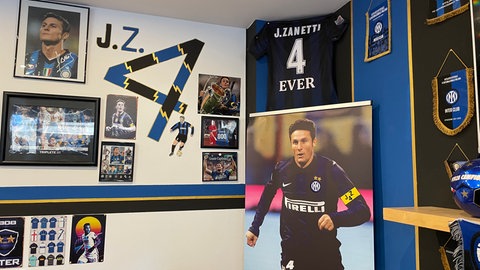 Bilder, Trikot und Wimpel hängen an der Wand des Pforzheimter Inter Mailand Fanclubs