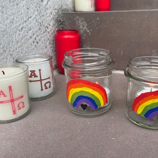 Nach mutmaßlichem Anschlag beim CSD in Berlin: Menschen zünden Kerzen in Karlsruhe an