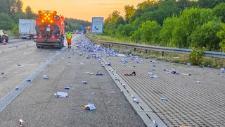 Dosen-Chaos auf der A8: Lkw verliert Ladung Energydrinks