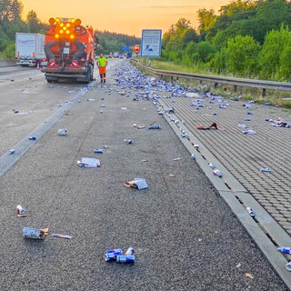 Dosen-Chaos auf der A8: Lkw verliert Ladung Energydrinks