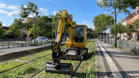 Ein Bagger steht auf den Bahngleisen im Bereich Gleisdreieck Brauerstraße  Gartenstraße.