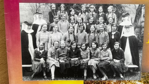 Ein historisches Foto aus einer Schulbroschüre des St. Dominikus-Gymnasium in Karlsruhe zeigt eine Klasse ohne Jungs.