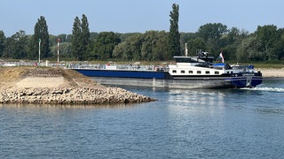 Ein Schiff auf dem Rhein bei Karlsruhe, dessen Wasserstand aktuell extrem niedrig ist.