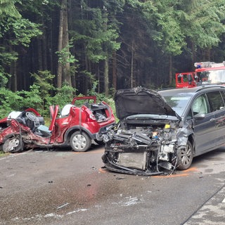 Bei einem schweren Verkehrsunfall in Oberreichenbach im Kreis Calw mit zwei Autos ist ein 82-jähriger Mann ums Leben gekommen.