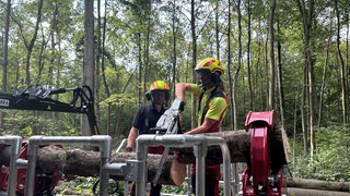 Mitarbeiter des Karlsruher Forstamts und der Feuerwehr üben das Sägen an einem Baum, der unter Spannung steht. Dafür nutzen Sie einen Spannungssimulator. Nach einem Unwetter birgt das Aufräumen ungestürzter Bäume eine große Gefahr für Einsatzkräfte.