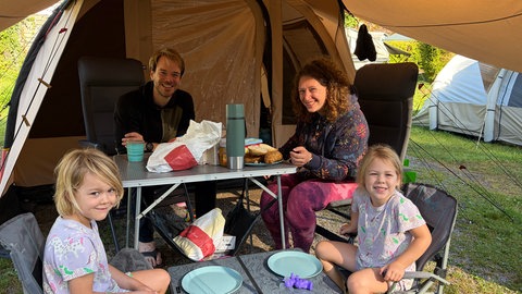 Familie Tellekamp sitzt auf dem Campingplatz beim Frühstück. Für ihren Urlaun sind sie das erste Mal in Bad Wildbad - Calmbach.