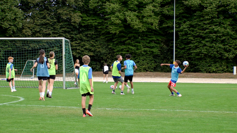 Ein junger Fußballspieler wirft den Ball.