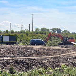 Ein Bagger auf einem Baufeld in der Karlsruher Südstadt.