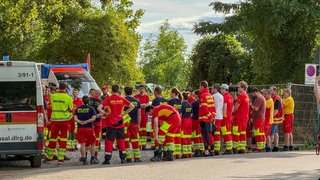 Mehrere Einsatzkräfte der DLRG haben bei einem Großeinsatz am Baggersee in Linkenheim-Hochstetten einen Mann leblos geborgen. 