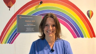 Ärztin Simone Hartel steht vor der Kinderonkologie-Station im Städtischen Klinikum Karslruhe