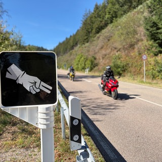 Auf der B500 kommt es immer wieder zu tödlichen Unfällen mit Motorrädern. Deswegen wollen sich Polizei und Gemeinden nun über neue Sicherheitsmaßnahmen beraten. 