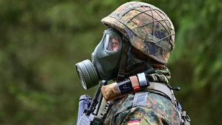 Soldat mit Gasmaske