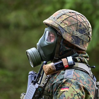 Soldat mit Gasmaske